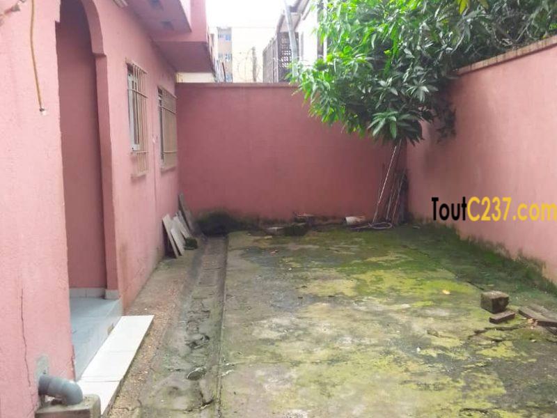 Villa sic à louer à Makepe, Douala