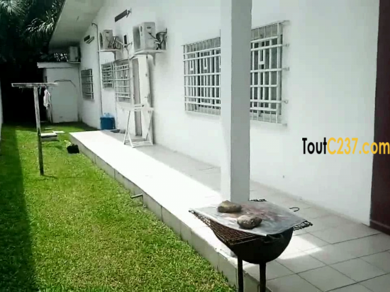 Maison villa à louer à Bonapriso Douala