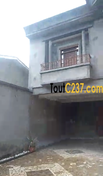 Maison Triplex à vendre à Logpom Douala