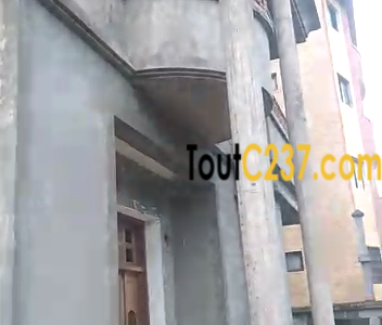 Maison Triplex à vendre à Logpom Douala