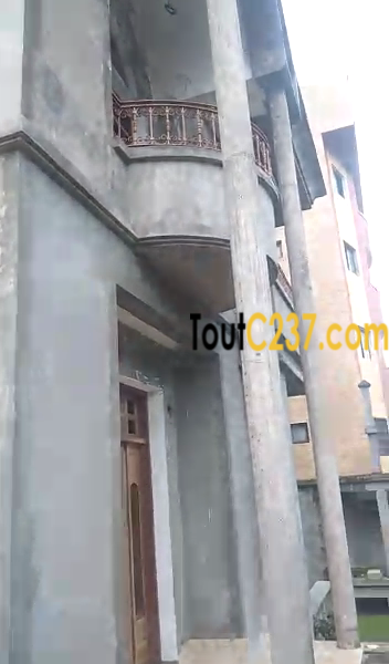 Maison Triplex à vendre à Logpom Douala