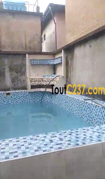 Maison Triplex à vendre à Logpom Douala
