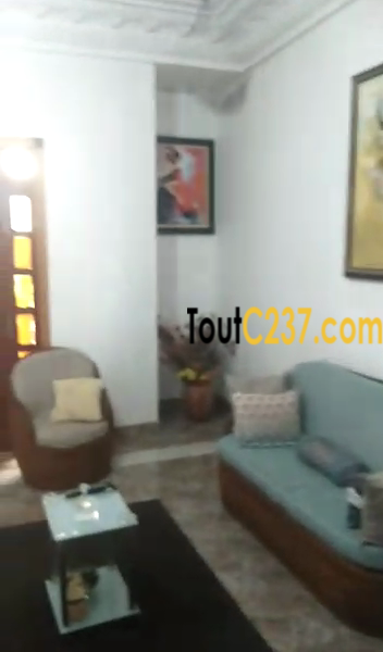 Maison Triplex à vendre à Logpom Douala