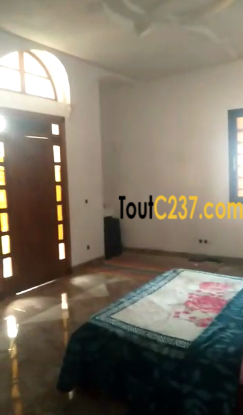 Maison Triplex à vendre à Logpom Douala