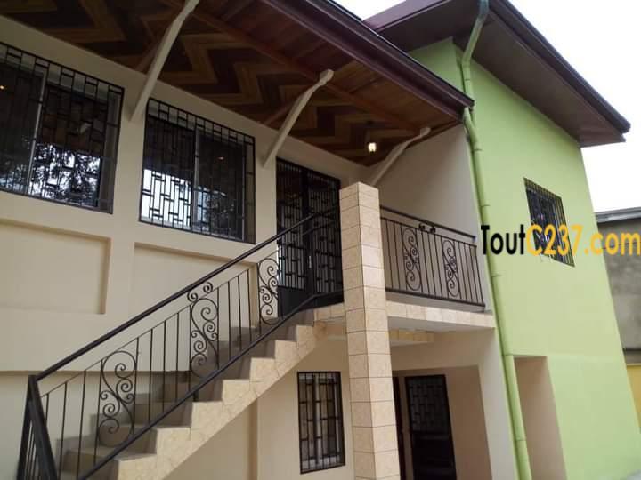 Maison Duplex à louer à Akwa Douala