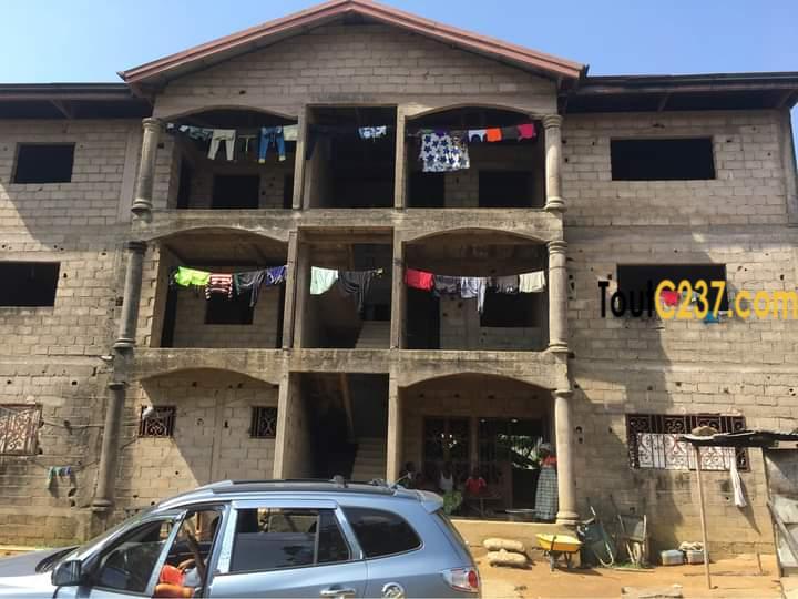 Immeuble inachevé à vendre à Logbessou Douala