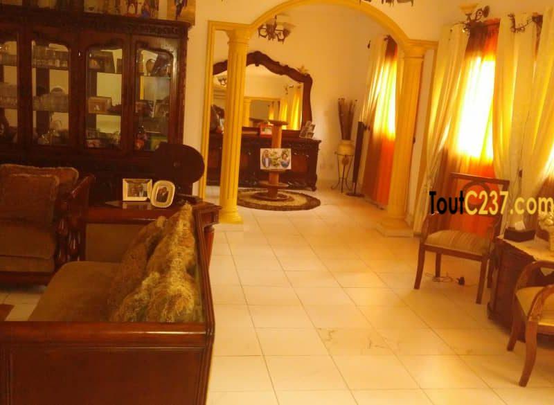 Vaste Maison duplex à louer à Makepe Douala