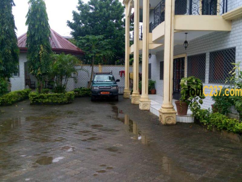 Vaste Maison duplex à louer à Makepe Douala