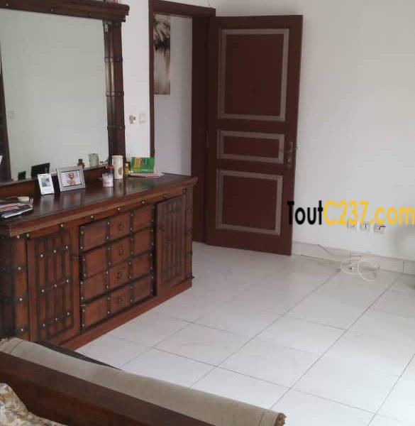 Vaste Maison duplex à louer à Makepe Douala