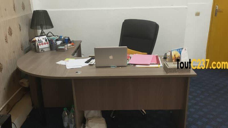 CHANGE: Bureau équipé à louer à Akwa, Douala