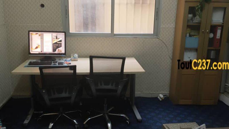 CHANGE: Bureau équipé à louer à Akwa, Douala