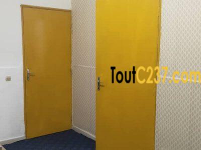 CHANGE: Bureau équipé à louer à Akwa, Douala