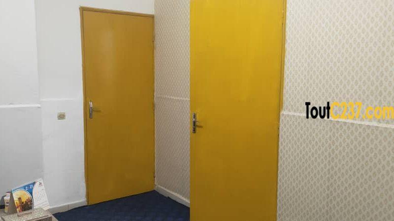 CHANGE: Bureau équipé à louer à Akwa, Douala