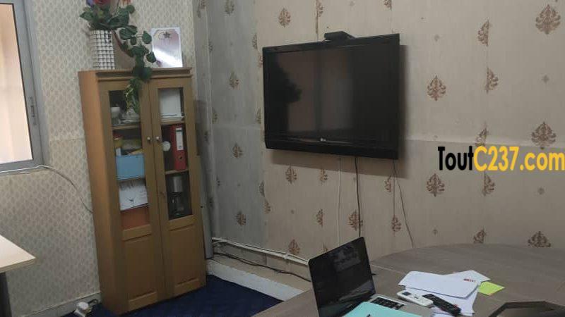 CHANGE: Bureau équipé à louer à Akwa, Douala