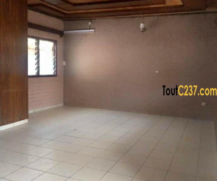 Maison villa à louer à Douala Logpom