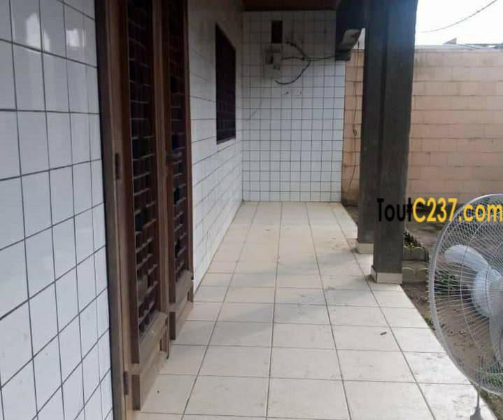 Maison villa à louer à Douala Logpom