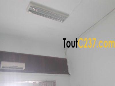 Urgence urgence: Très Vaste Bureau à louer à Akwa Douala