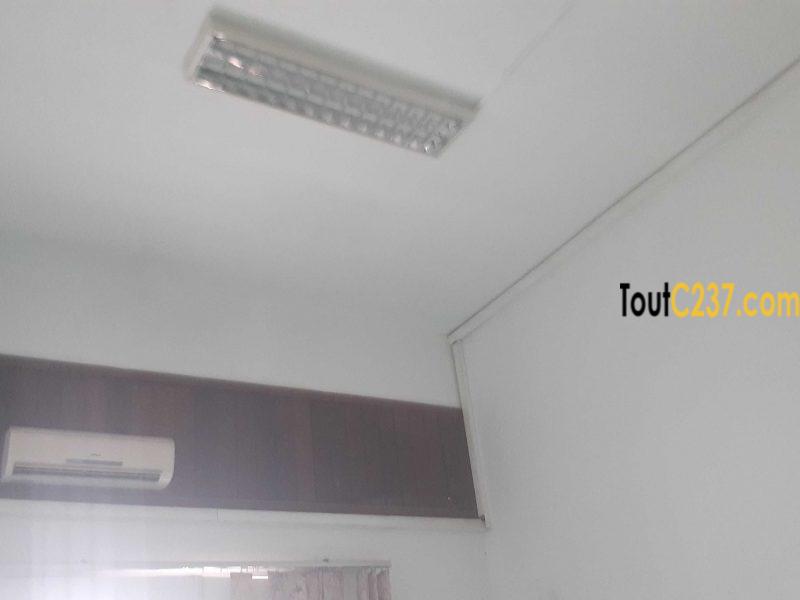 Urgence urgence: Très Vaste Bureau à louer à Akwa Douala