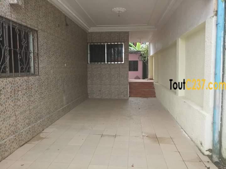 Duplex avec piscine à louer à Bonamoussadi, Douala