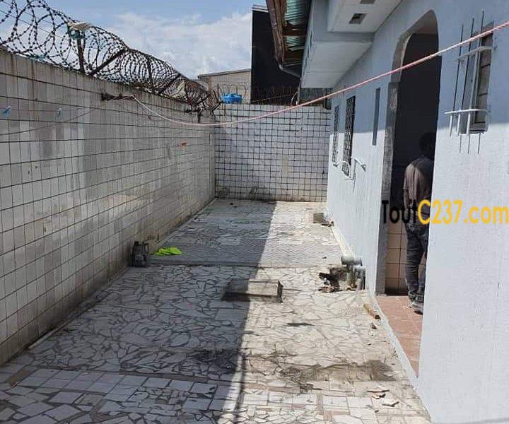 Villa sic à louer à Bonamoussadi Douala