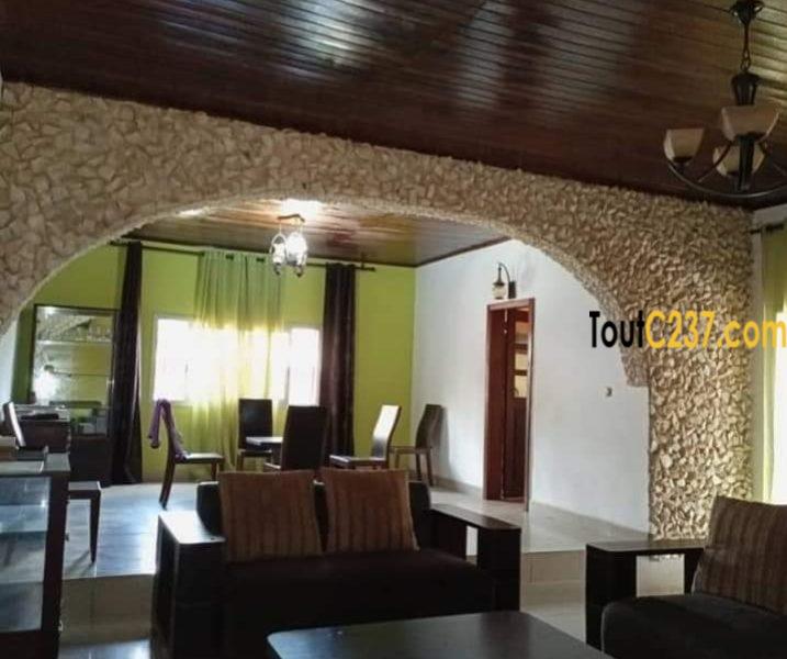Maison villa à louer à pk13 Douala