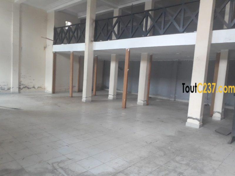 Boutique avec mezzanine à louer à Bonamoussadi