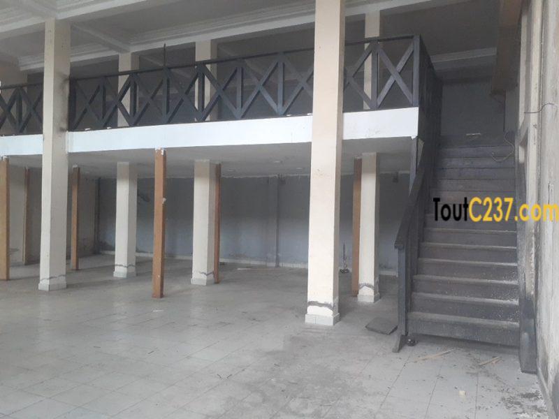 Boutique avec mezzanine à louer à Bonamoussadi