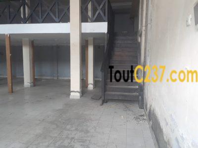 Boutique avec mezzanine à louer à Bonamoussadi