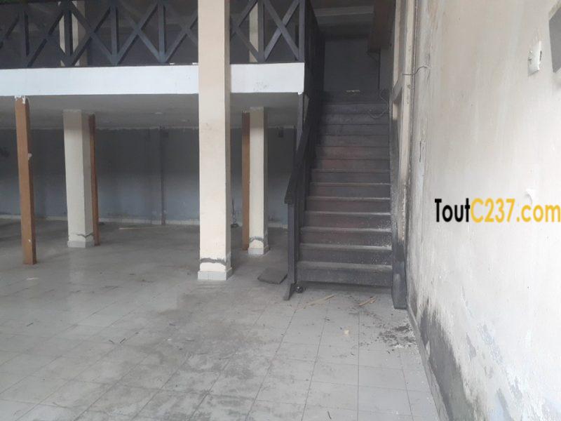 Boutique avec mezzanine à louer à Bonamoussadi