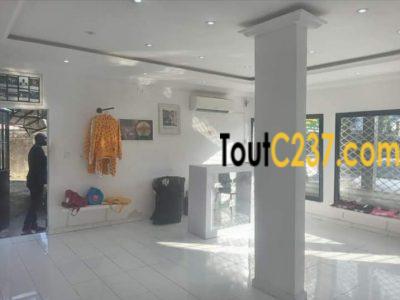 Local commercial, boutique à louer à Bonapriso