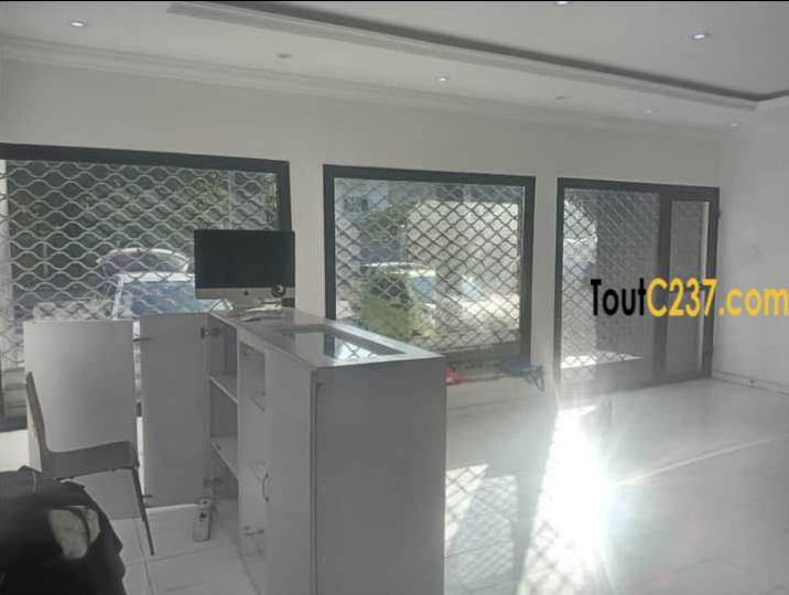 Local commercial, boutique à louer à Bonapriso