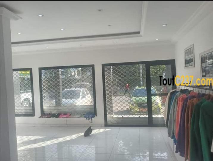 Local commercial, boutique à louer à Bonapriso