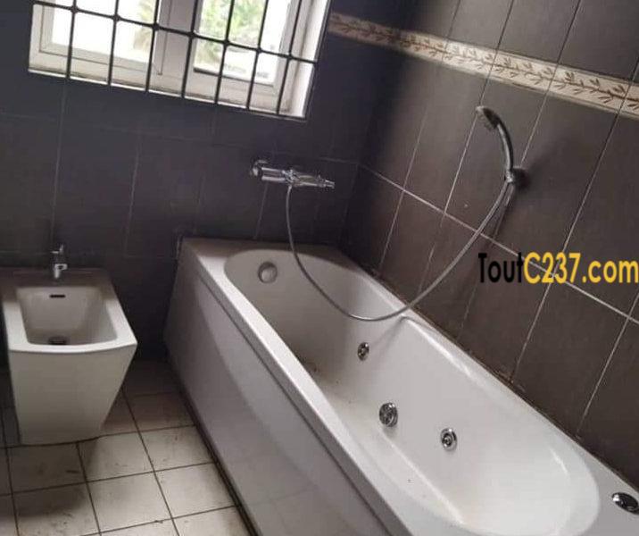 Duplex à louer à Logpom Douala