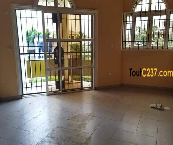 Duplex à louer à Logpom Douala