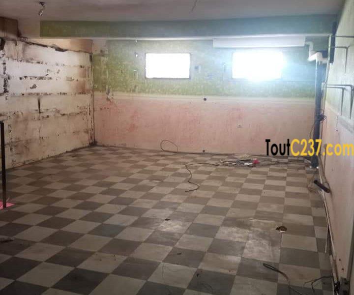 Boutique avec mezzanine à louer à logpom