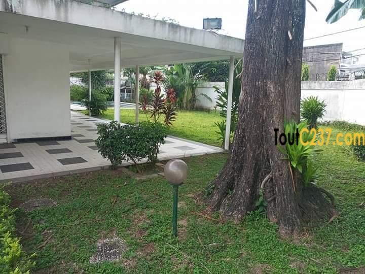 Très Belle Villa à louer à Bonapriso Douala