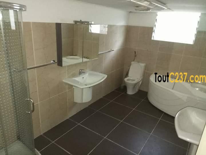 Très Belle Villa à louer à Bonapriso Douala