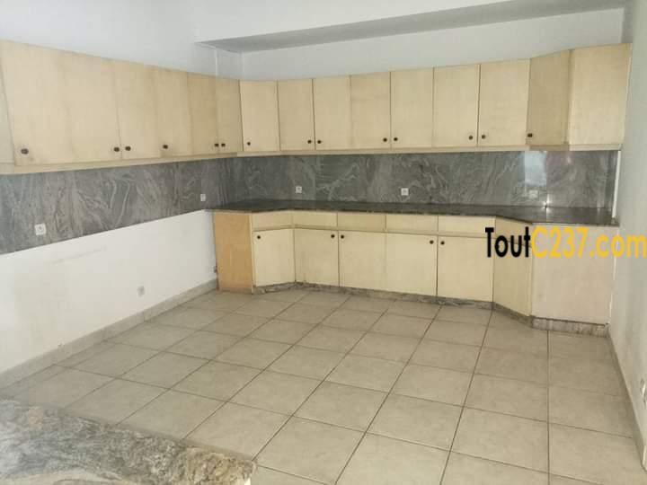 Très Belle Villa à louer à Bonapriso Douala