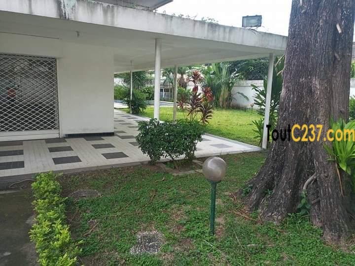 Très Belle Villa à louer à Bonapriso Douala