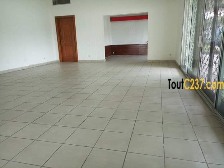 Très Belle Villa à louer à Bonapriso Douala