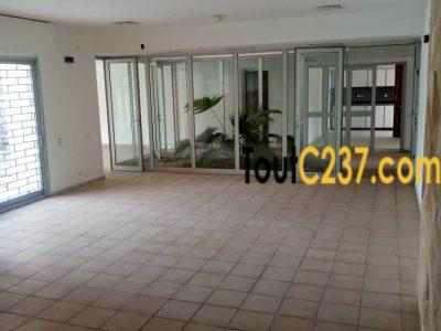 Duplex à louer à Bonapriso Douala