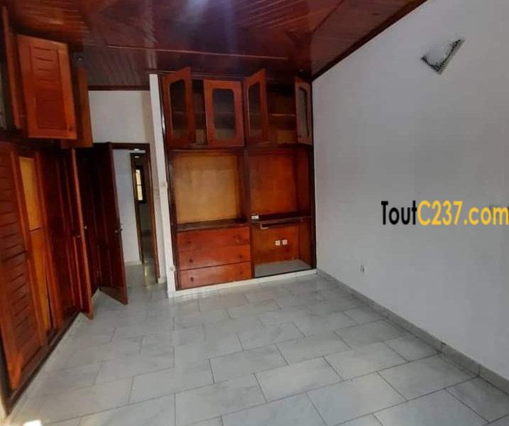 Belle villa à louer à Yassa cité chirac Douala