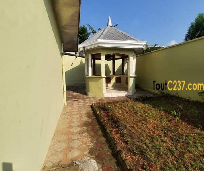 Belle villa à louer à Yassa cité chirac Douala