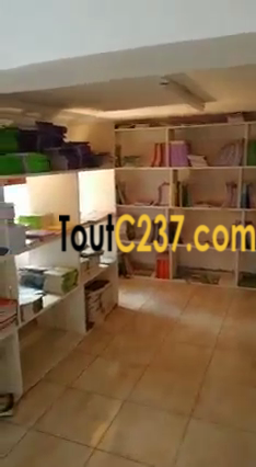 Boutique avec mezzanine à louer à Logpom