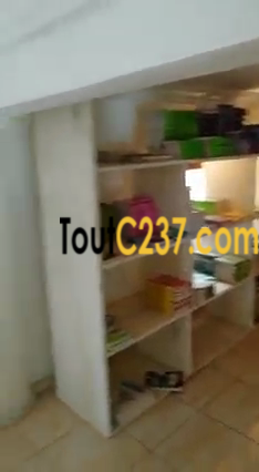 Boutique avec mezzanine à louer à Logpom