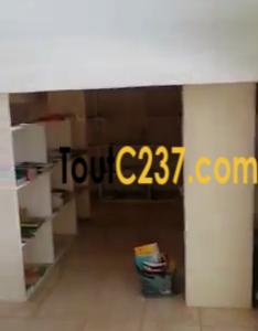 Boutique avec mezzanine à louer à Logpom