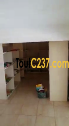 Boutique avec mezzanine à louer à Logpom