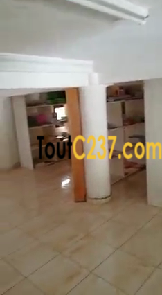 Boutique avec mezzanine à louer à Logpom