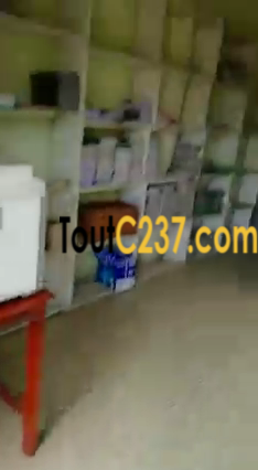 Boutique avec mezzanine à louer à Logpom