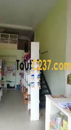 Boutique avec mezzanine à louer à Logpom